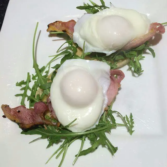 Our famous poached eggs on rocket on bacon on muffins|CHUENCHAIさん