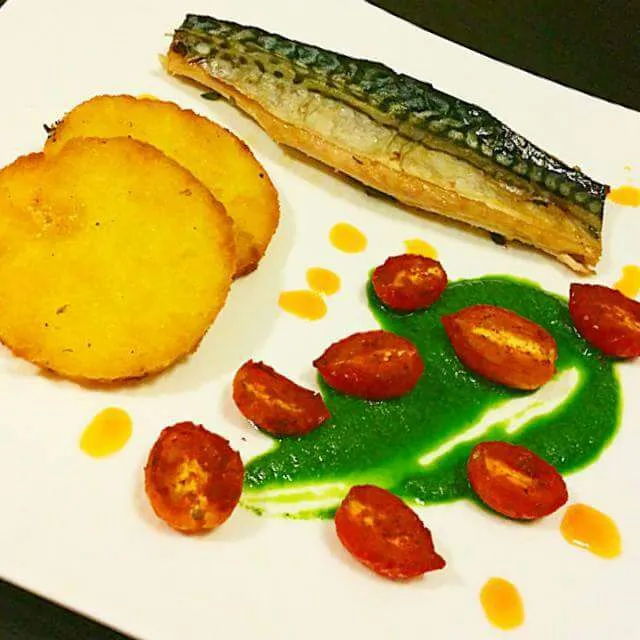 Mackerel poached in thyme butter, crispy rosemary polenta, macerated tomatoes, arugula purée, paprika oil|CHUENCHAIさん