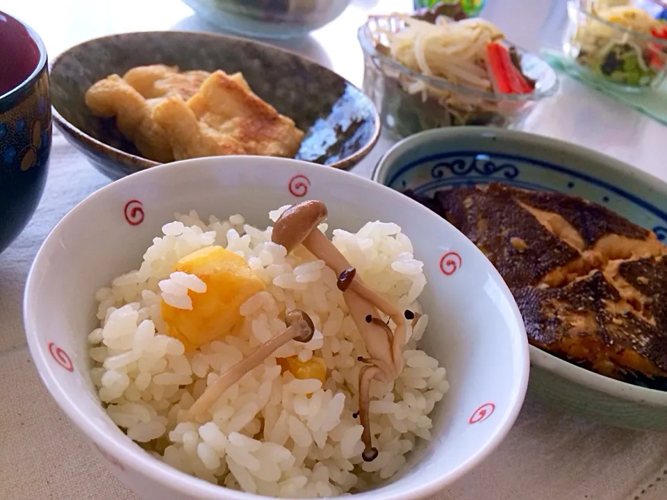 栗ご飯、カレイの煮付け、あげ納豆、もやしサラダ|ずずさん