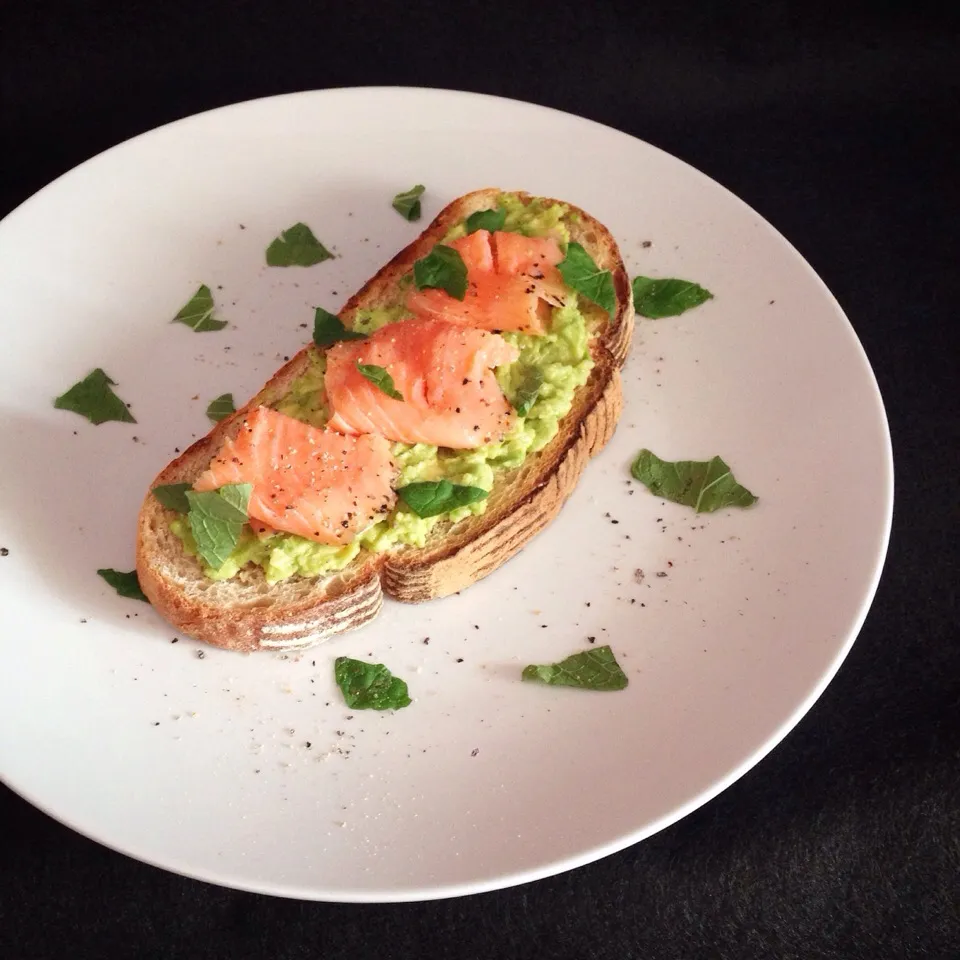 Breakfast toast of smashed avocado and smoked salmon on home made beer bread|coxiella24さん