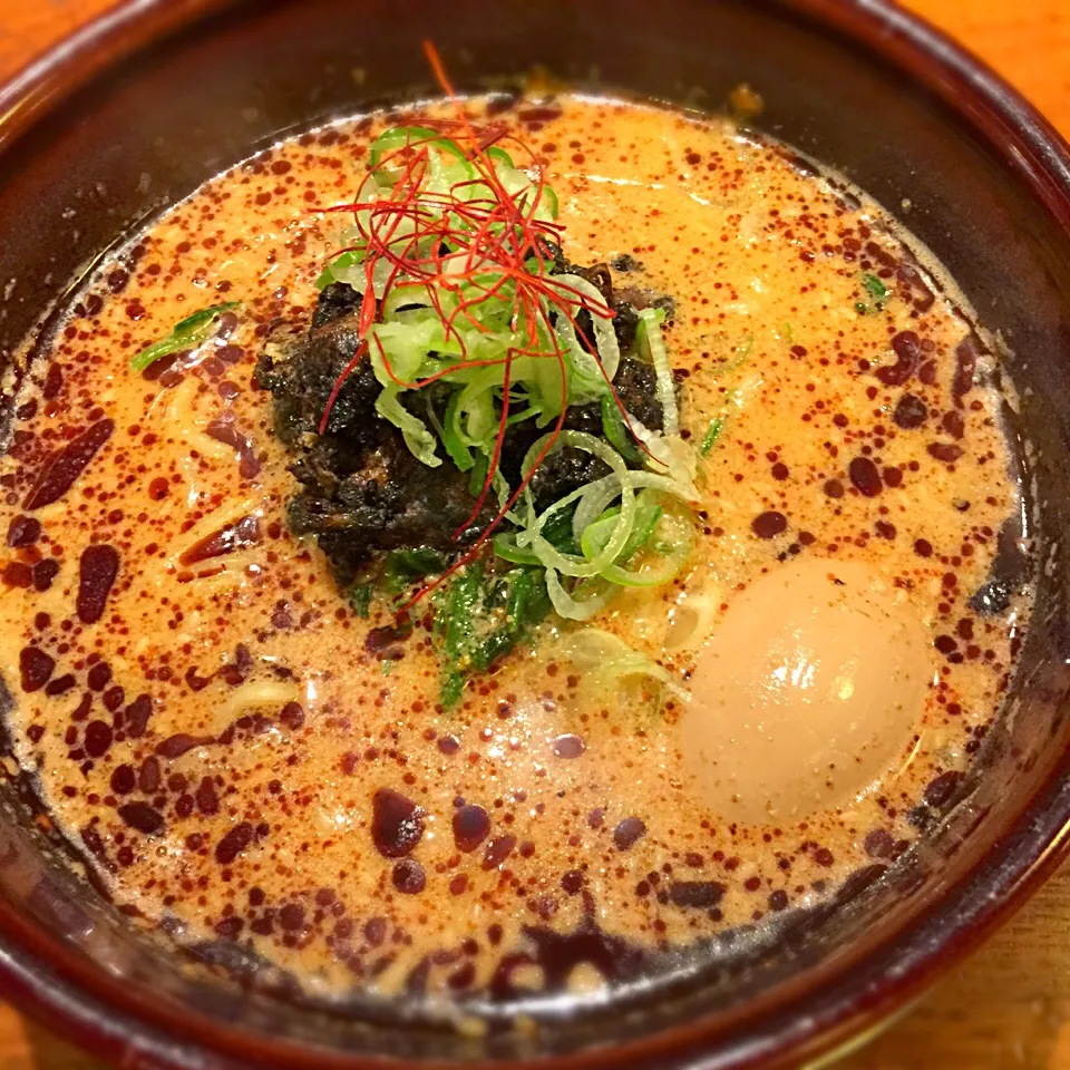 光麺の焦がし担々麺。次回は期間限定の花椒の効いた担々麺にしよう！|リュカさん