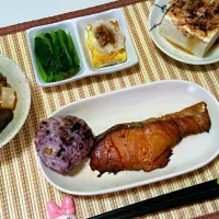 鮭の味醂漬けとこんにゃく牛すじの甘辛煮、小松菜のおひたしと卵焼き|甘党さん