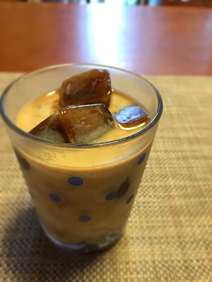 Snapdishの料理写真:コーヒーで作った氷に牛乳を注ぐ！|かえでぃんさん