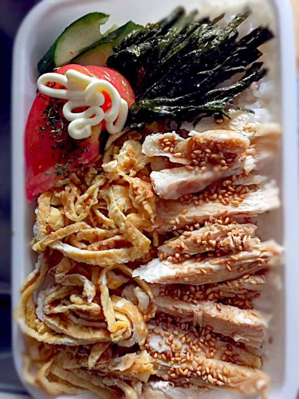 Snapdishの料理写真:パパお弁当🍱  蒸し鶏、薄焼き卵、胡瓜の浅漬けキムチ風、ムキ蕎麦入りごはん|ch＊K*∀o(^^*)♪さん