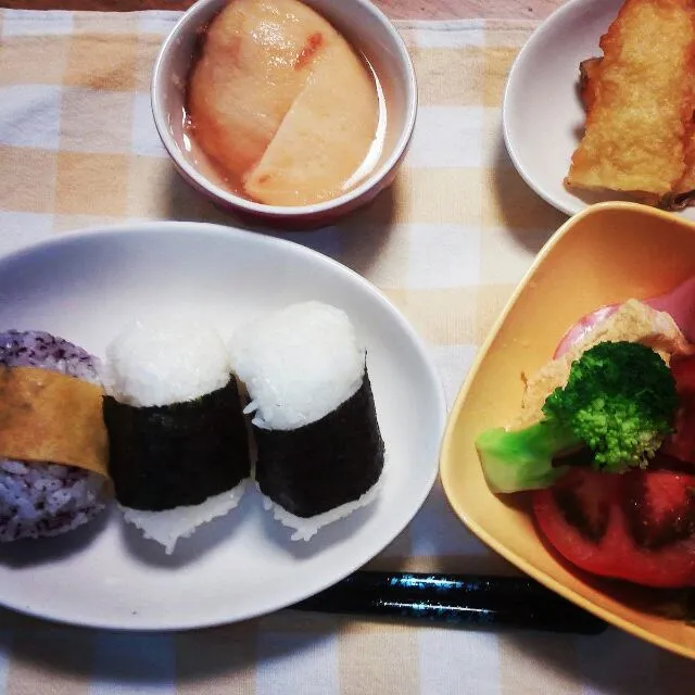 夫の朝ご飯（おにぎり・サラダ・桃のシロップ煮・芋天）|毎朝５時ラーⅡさん