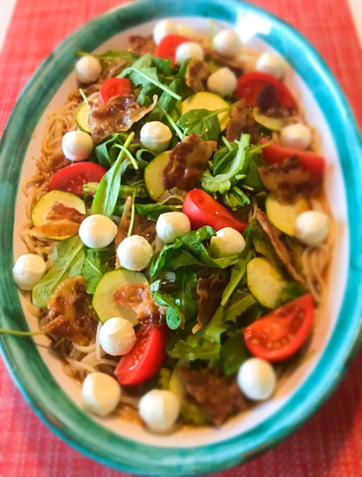 サラダ半田素麺。カリカリ豚とチェリーモッツァレラ入り。麺つゆにはバルサミコを入れてます。|mattさん