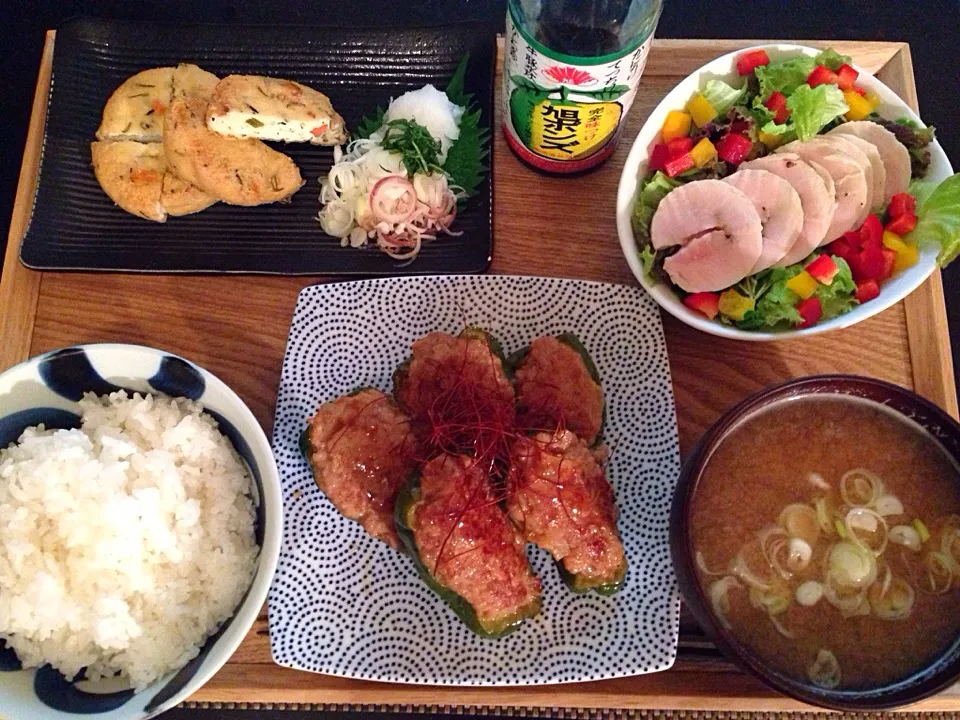 ピーマン肉詰め、鶏ハムサラダ、焼きガンモドキ、おくらと豆腐の味噌汁|ayumiさん