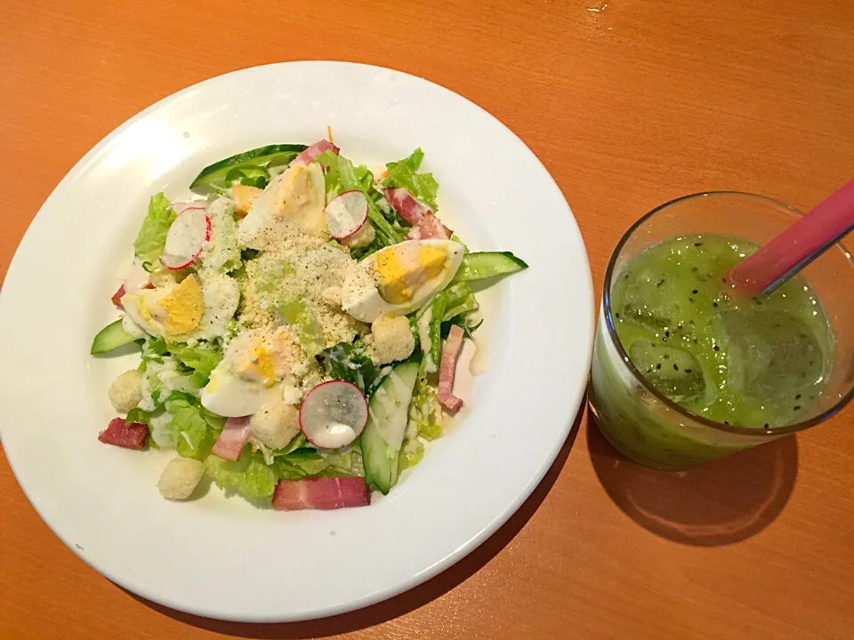 Ceasar Salad & Kiwi Juice|Audrey Graciellah Jishikamikuさん