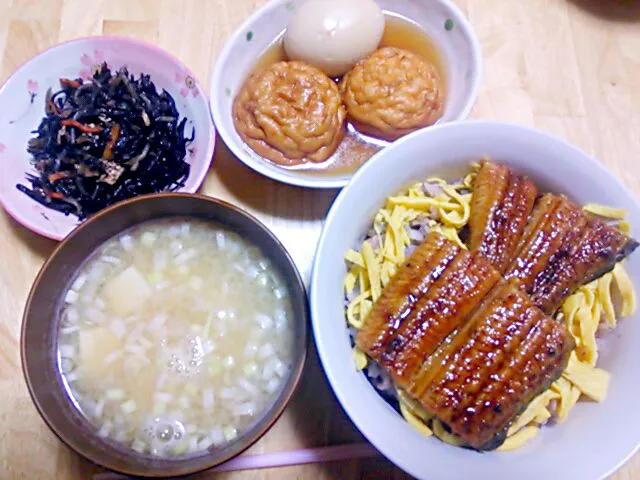 ウナギ丼
魚河岸あげの煮物
ひじきの煮物
豆腐と葱の味噌汁|めぐさん