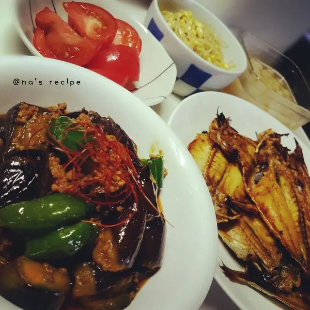 暑さでバテた今日は、冷蔵庫にあるもので簡単に☺茄子とピーマンと挽き肉のニンニク味噌炒め、らっきょう、鰺の開き、トマト、もやしのナムル🍺|Kashimanakitchenさん