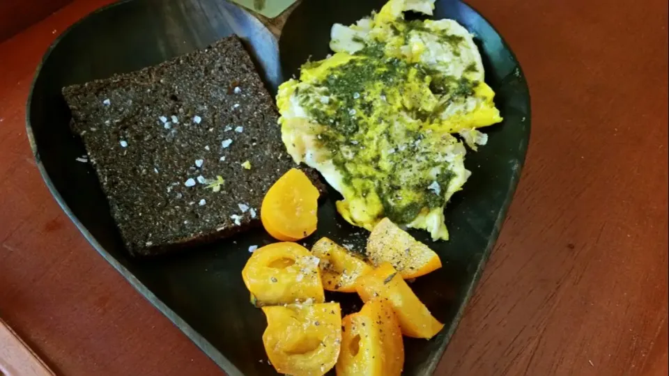 Farm Fresh Pesto Eggs w/ Raw Goat Cheddar, Pumpernickel Toast w/ Goat Butter, and Heirloom Tomatoes, all sprinkled with Maldon Salt & Cracked Pepper|Christina Sasserさん