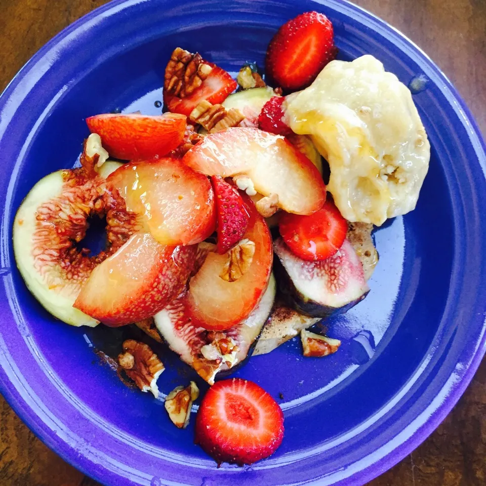 Whole wheat pancakes with cinnamon butter glaze, figs, strawberries and plum topped with pecans, banana ice cream and honey|victoria valerioさん