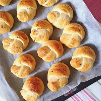 Snapdishの料理写真:Garlic Parmesan Knots|Prisca Erさん