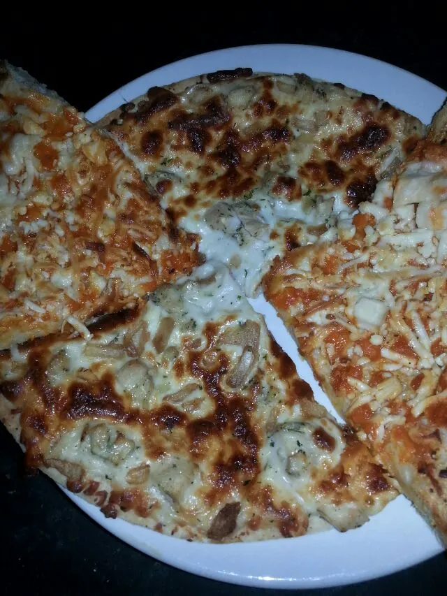 mixed frozen pizza. buffalo chix and chz. i was being lazy.|Polly Gelfusoさん