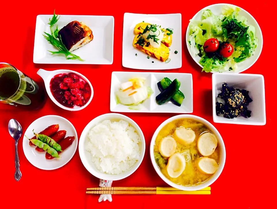 朝ご飯は勝負飯^_^💓✌️糠鰊の焼魚、厚焼き卵に大根おろし、シャキッとレタスにパセリ・ミニトマト、青汁、ラズベリーヨーグルト、白菜サラダ漬け、キュウリの浅漬け、大根おろしにサクサクワカメ、ウインナーとエンドウソテー、ご飯、味噌汁・かぶと揚げと麩^_^完食しちゃいました^_^💓✌️今日もしっかり食べたので頑張ります^_^|はみちゃんさん