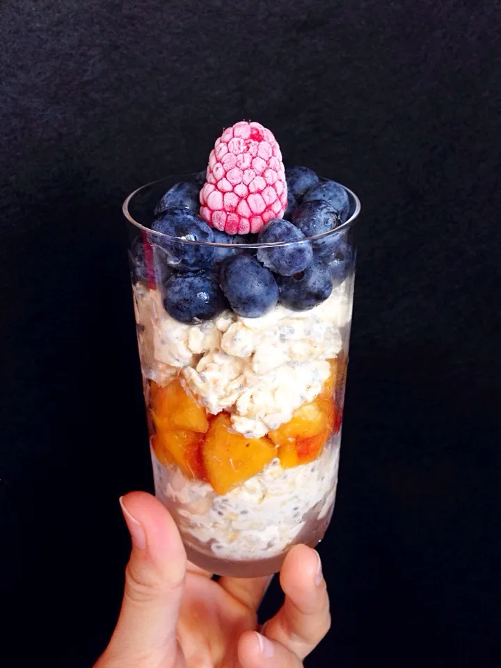 Peanut butter chia overnight oats with nectarines and blueberries|coxiella24さん