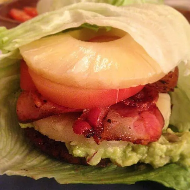 PRIMAL BURGERS: 🍔🍔🍔Wrapped in a lettuce leaf, these organic grass fed wagyu beef bad boys are super easy to make!

Keep it simple; Add organic bacon, pineapple,|CHUENCHAIさん