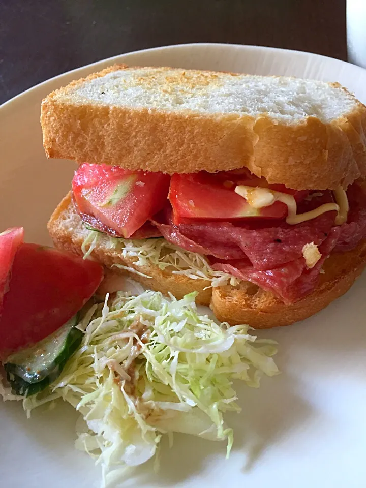 サラミとトマトのサンドイッチ🍅|ごはんできたよ〜さん