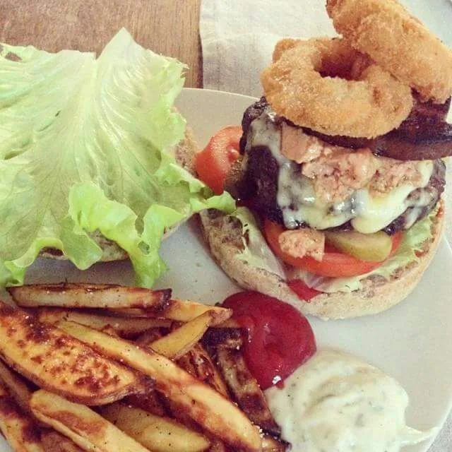 foie gras wagyu homemade buger,onion rings|CHUENCHAIさん