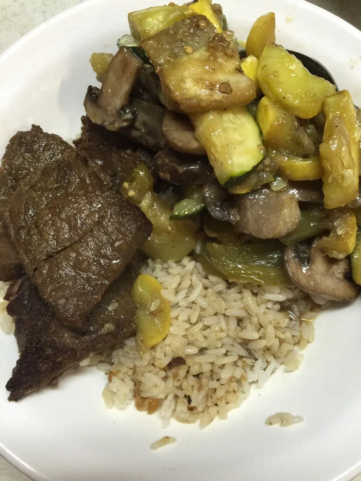 Beef rice/ gravy with seasoned mixed veggies|Kayla Parsleyさん