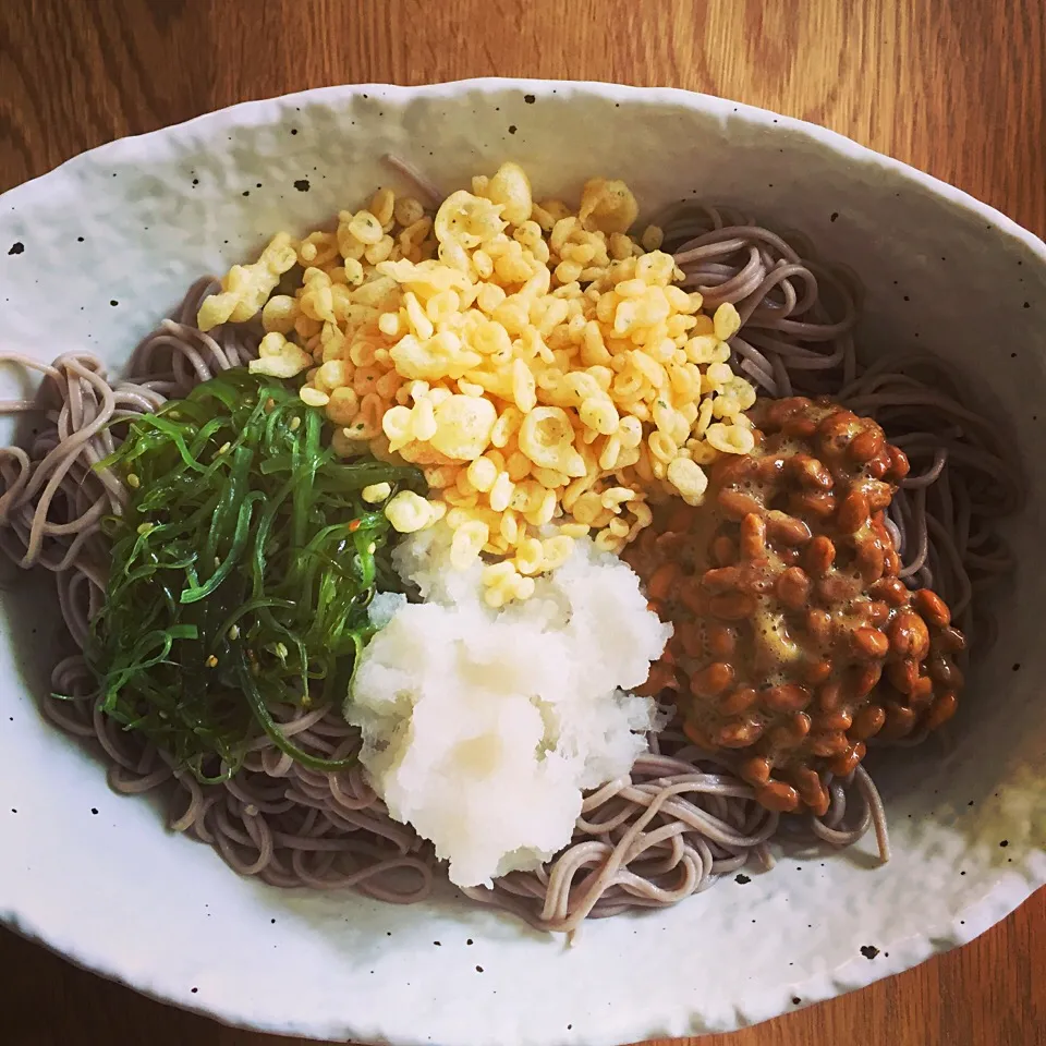 茎ワカメ・揚げ玉・納豆・大根おろし #朝蕎麦 #soba|MORiさん