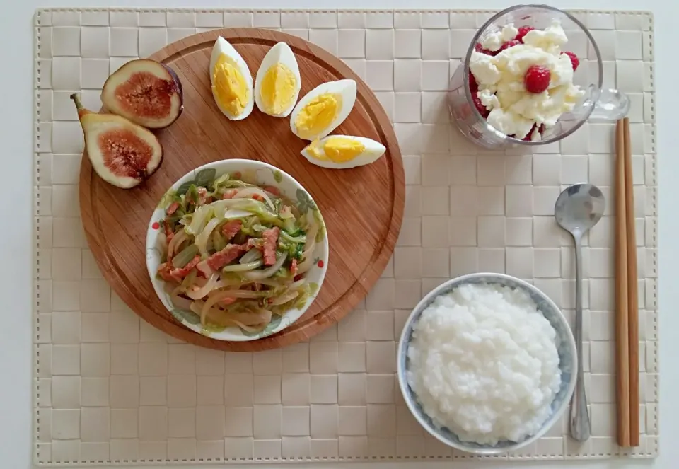 Breakfast: congee, fig, fried lattuce with onion and bacon, boiled egg, fruit cup.|Liciaさん