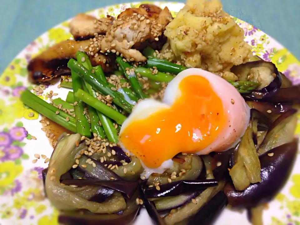 やさいと照り焼きチキン❤︎半熟卵のせ♪|moon食堂さん