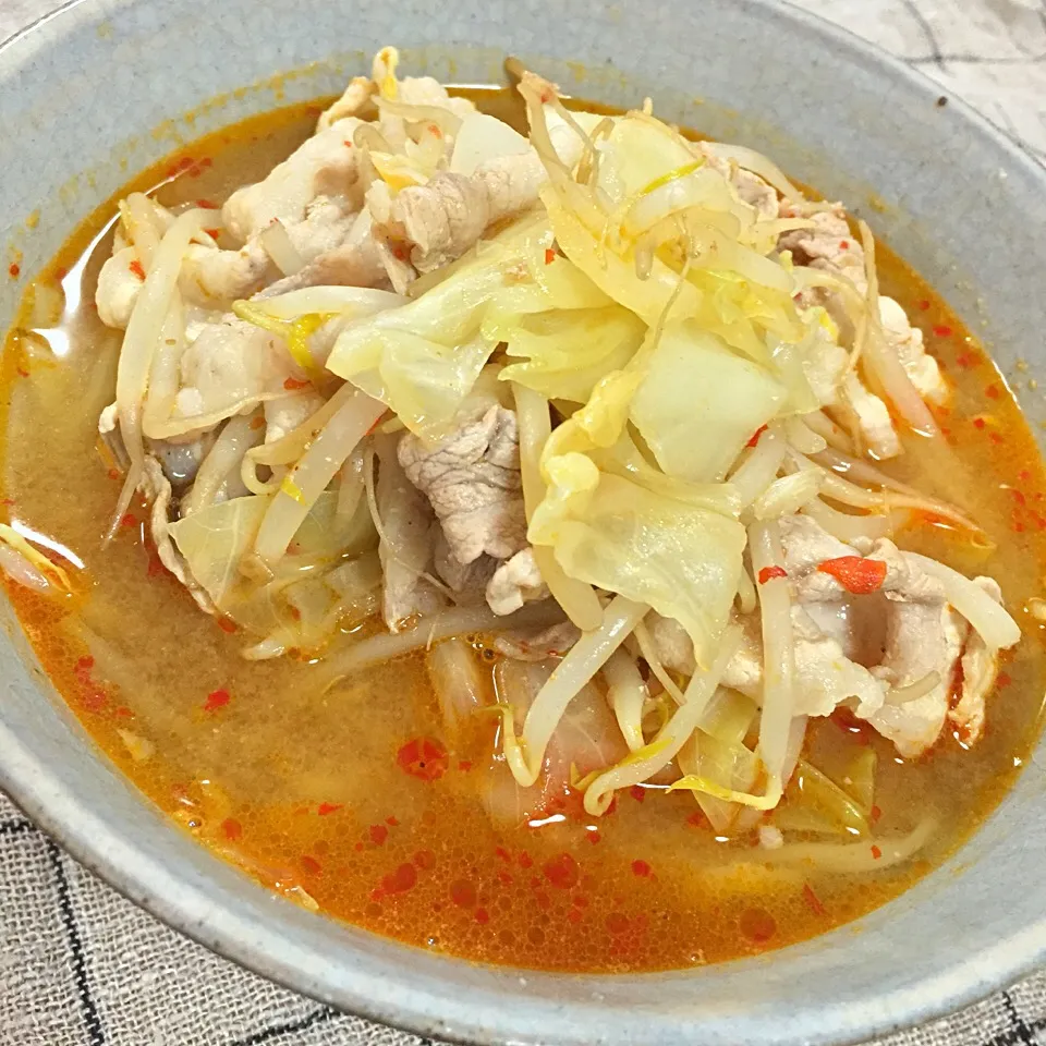 さくら🐼｡ο♥︎さんの料理 もやしと豚バラのこくうまゴマ味噌スープ◡̈♥︎で、辛味噌ラーメン|アッツさん