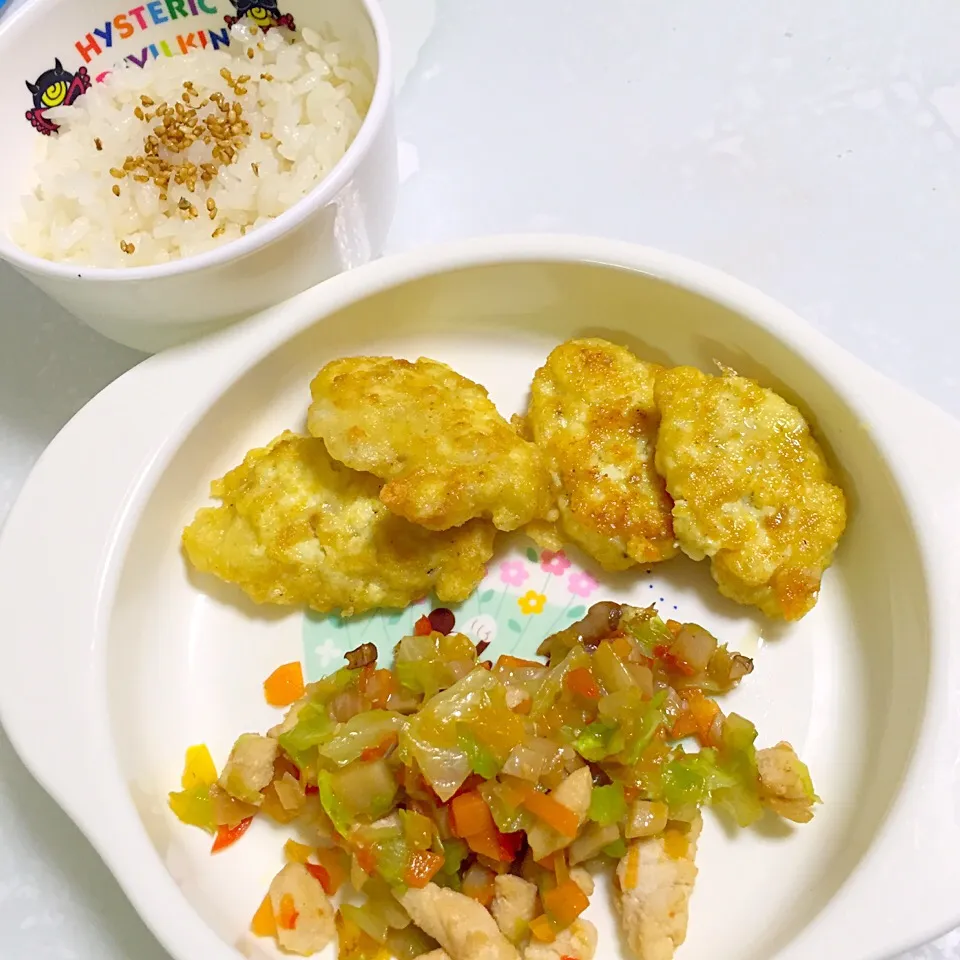 息子ごはん💕メカジキと色々お野菜のバター醤油炒め♡お豆腐チキンナゲット カレー風味♡かつおごま 白ごはん♡|湊叶ママさん