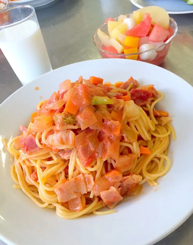 部活で作ったトマトと野菜のパスタとスイカでフルーツポン✨✨✨✨|あまさん