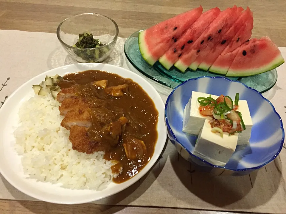 Snapdishの料理写真:カツカレー自家製ピクルス添え・キムチ冷奴・キュウリとんぶりポン酢和え・スイカ|まーままさん