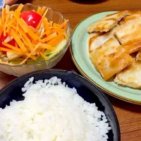 NHKさんの、今日の料理ビギナーズで紹介されていた、鶏ひき肉の春巻きを作ってみました！サラダにはしめじとトマトのマリネをドレッシング代わりにかけました！|もこちゃんさん