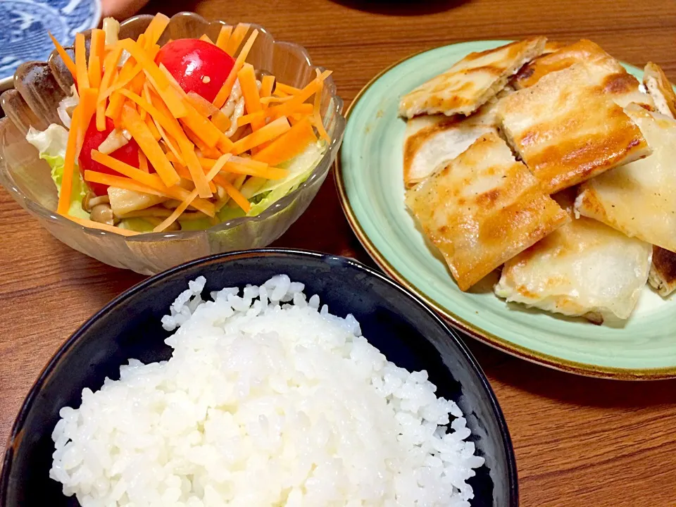 NHKさんの、今日の料理ビギナーズで紹介されていた、鶏ひき肉の春巻きを作ってみました！サラダにはしめじとトマトのマリネをドレッシング代わりにかけました！|もこちゃんさん