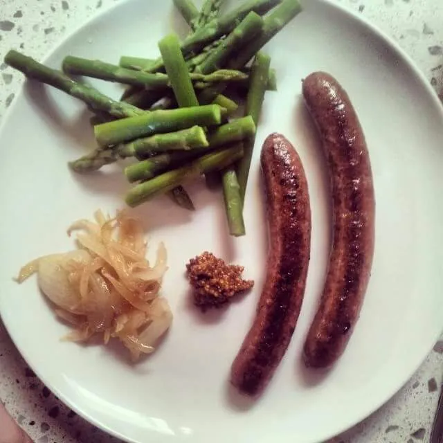 Venison 'chorizo' from the farmer's market with spicy mustard, onions and asparagus.|CHUENCHAIさん