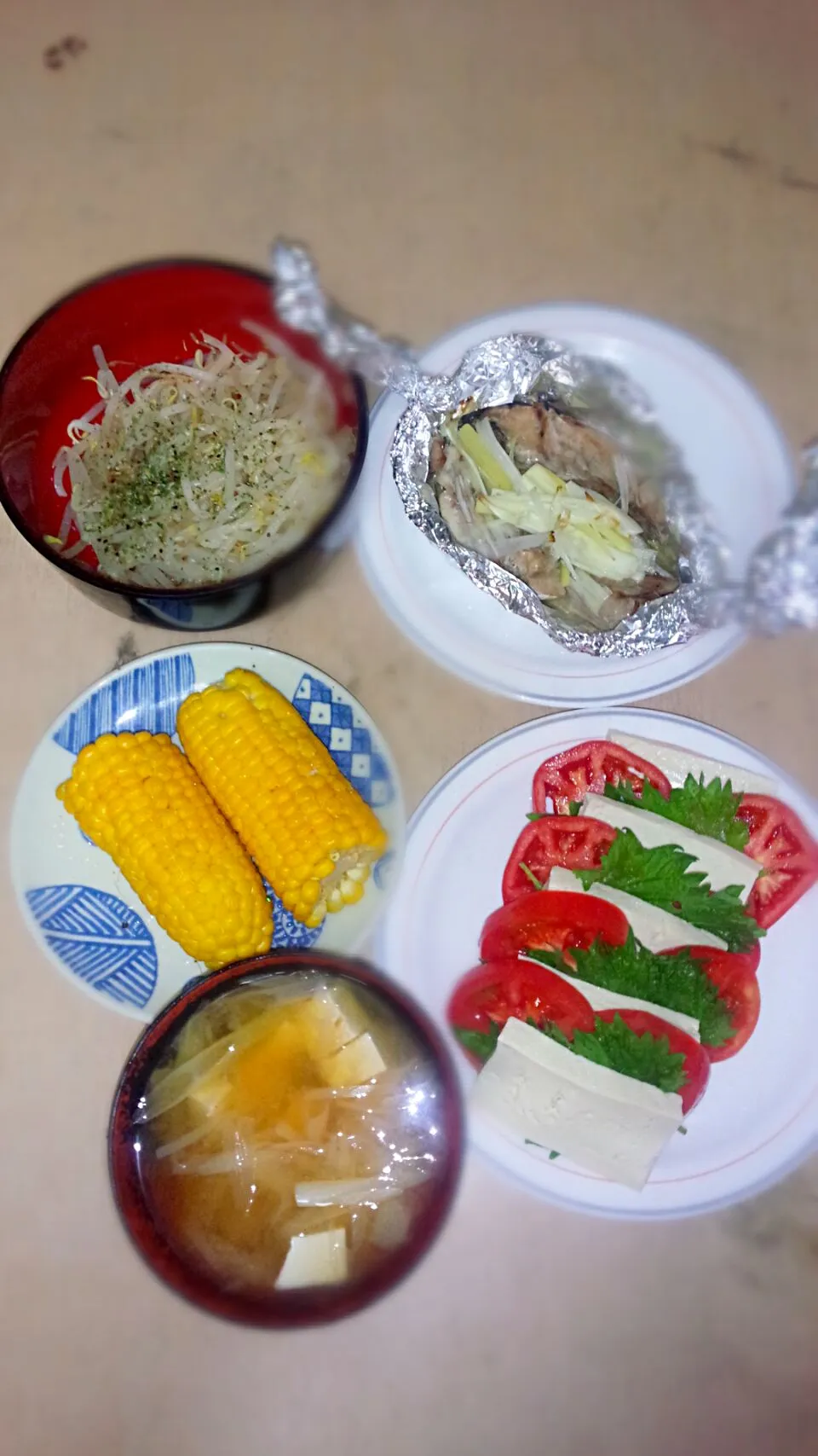 ブリのホイル焼き
三層サラダ
もやしのナムル
ボイルコーン
味噌汁|時雨さん