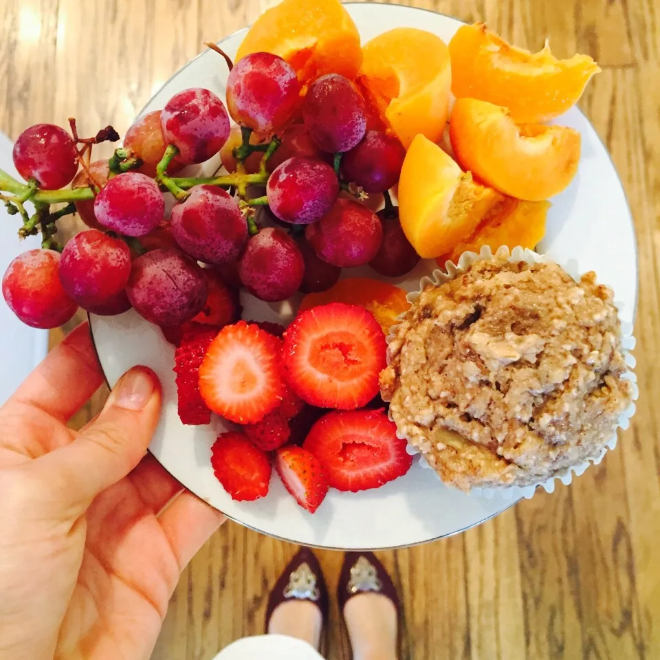 Snapdishの料理写真:Grapes, apricot, strawberry, vegan banana nut muffin, hot cinnamon almond milk|victoria valerioさん