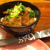 Snapdishの料理写真:炙烧牛舌饭 Gyutandon - Língua de boi grelhado sobre o arroz com molho a base de shoyu|Claire Chienさん