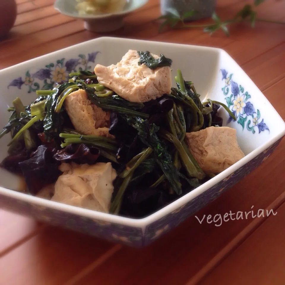 巻き湯葉みたいな食感になる冷凍豆腐と空芯菜、キクラゲの炒め物|まちまちこさん