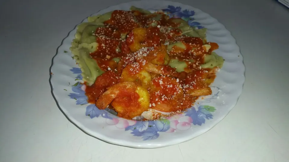 spinach feta cheese stuffed ravioli with shrimp topped with sauce|Frank Ortizさん