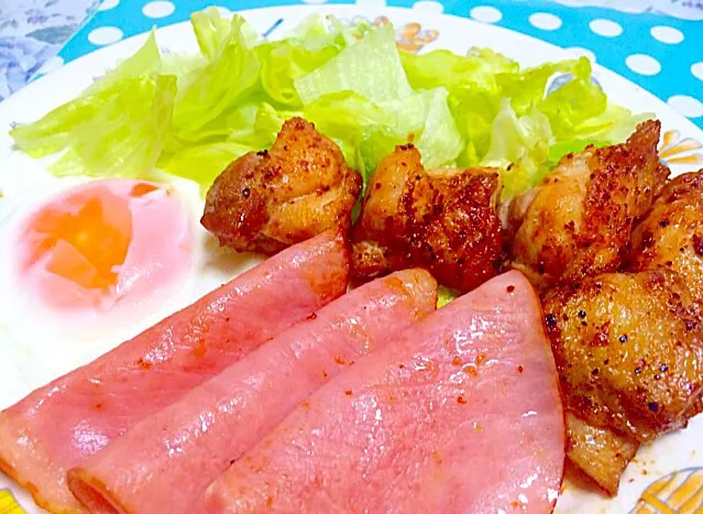 目玉焼きと揚げハムと鳥肉  - Fried egg, ham & chicken on lettuce 😋❤️✨|Liezlさん