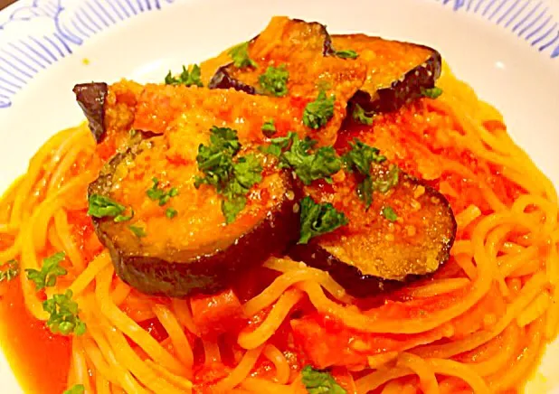 ベーコンとナストマトスパゲッティ- Bacon & eggplant tomato spaghetti 😋❤️✨|Liezlさん