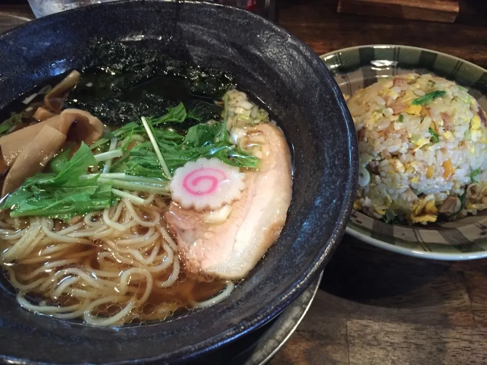 Snapdishの料理写真:醤油らぁ麺・卓チャーハン|まさとさん