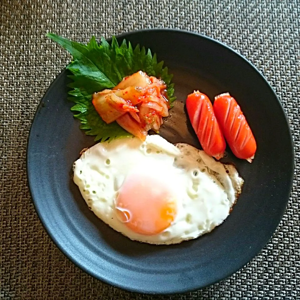 日曜日の朝ご飯♪
～目玉焼き🍳＆赤ウインナー＆キムチ～|yokoさん