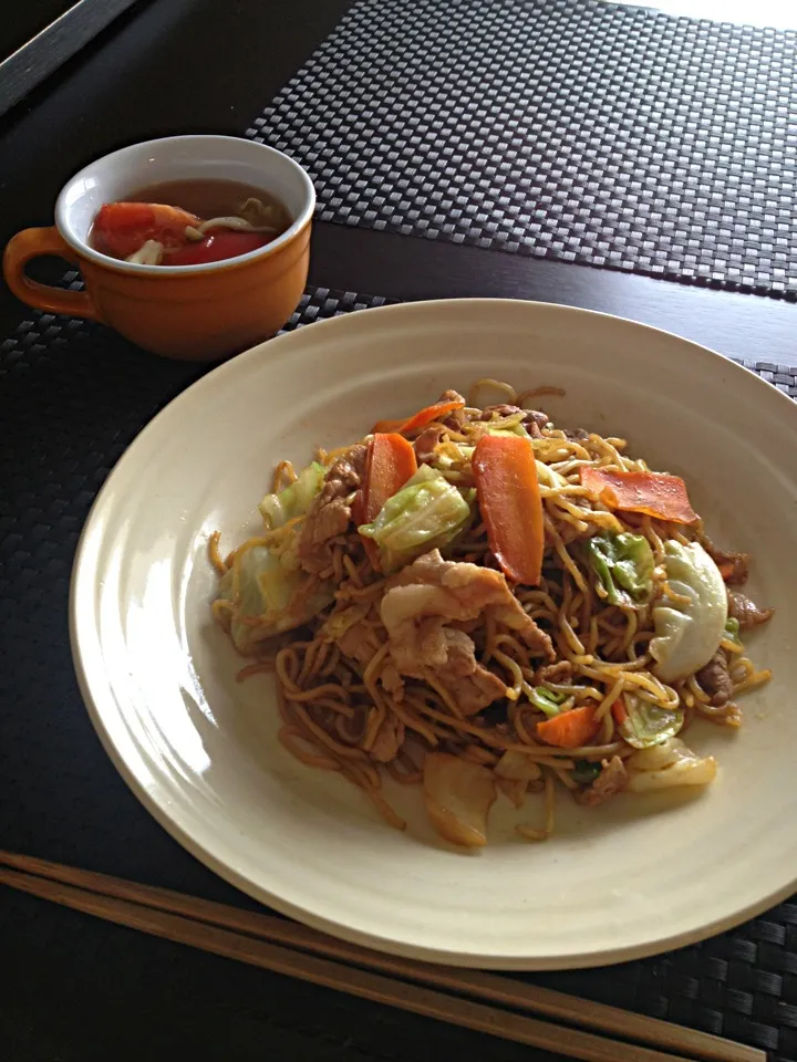 夏休み中学生男子の宿題〜お昼ご飯〜👦💦 焼きそば、トマトとしめじ、レタスのコンソメスープ🍅✨🍴|K.Sさん