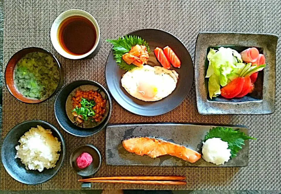 Snapdishの料理写真:日曜日の朝ご飯♪

今朝も6時過ぎに食べたんだけど、食べ過ぎて お昼過ぎたのに お腹一杯で苦しい(涙)

●塩鮭＆鬼おろし
●目玉焼き🍳＆赤ウインナー＆キムチ
●納豆
●あおさのお味噌汁
●サラダ
●梅干し
●ダイエットプーアール茶|yokoさん