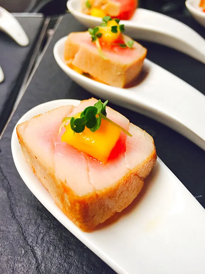 tuna tataki with mango salsa|rayさん