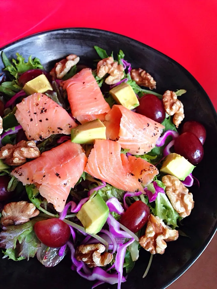 Smoked salmon salad with grapes, walnuts and avocado|coxiella24さん