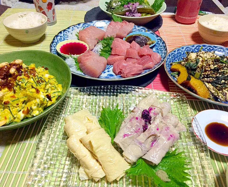 まゆさんと一緒買った湯葉 カボチャのサラダ まちこちゃんの炒め物 お刺身 トロナスの揚げ浸し|佐野未起さん