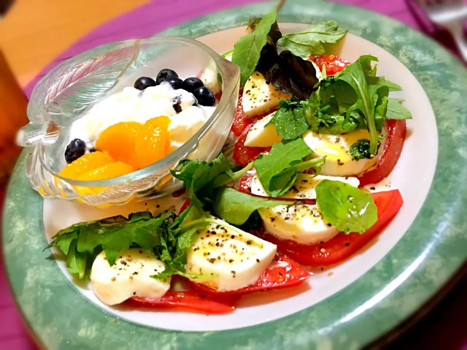 ★モッツァレラチーズ カプレーゼ！とプレーンヨーグルト！最近ガッツリ食べてるから今日の夕飯はこれでおしまい😢|しんやさん