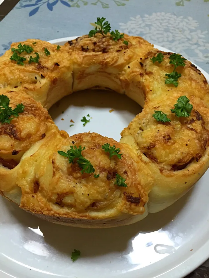 ベーコンオニオンロール🍞           庭のパセリは🌱色よし✌️味よし👍🏻香りよし👌|ようこさん